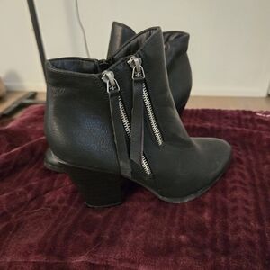 Elegant Black Ankle Boots with Dual Zipper